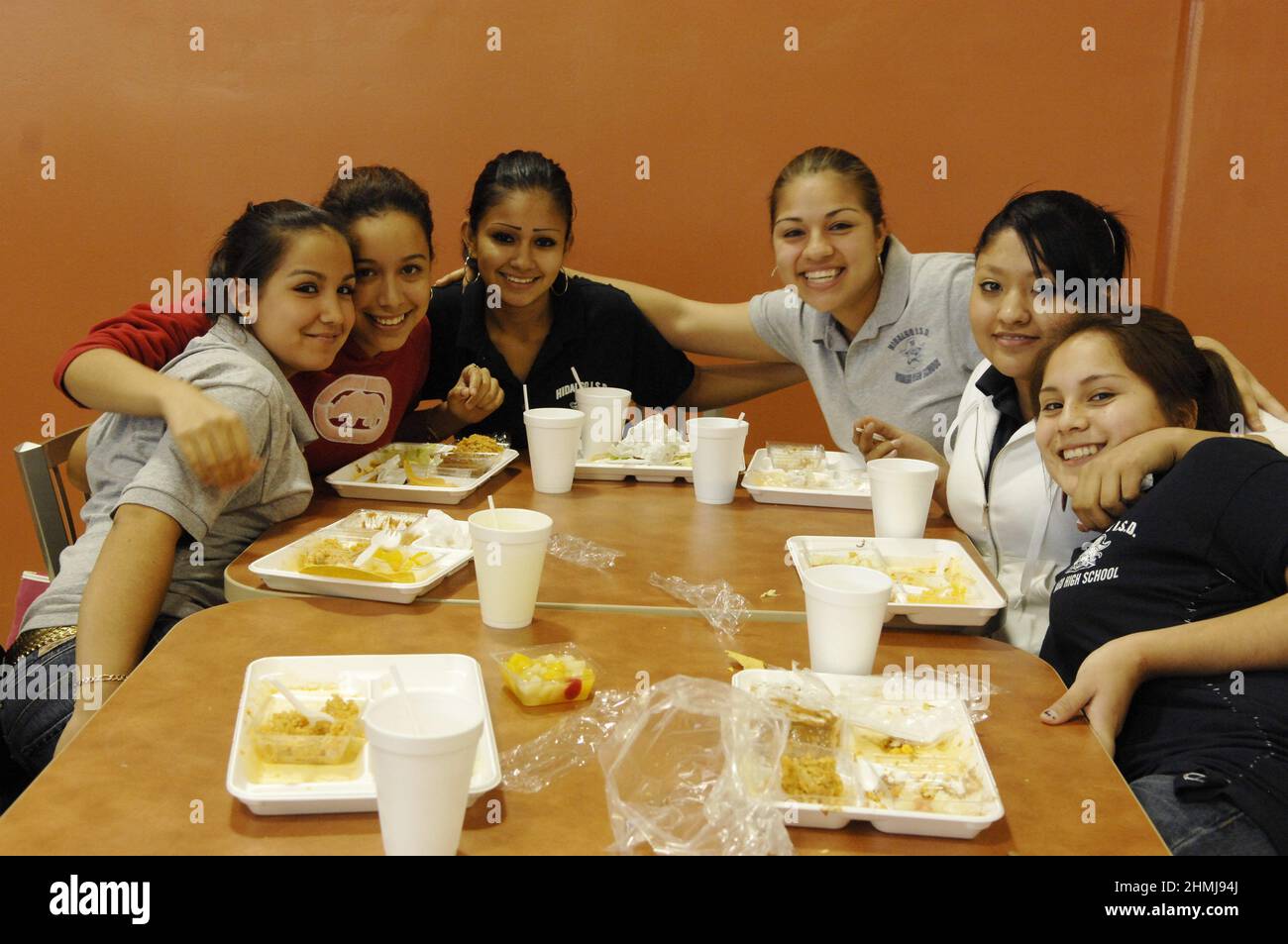 Hidalgo, Texas Etats-Unis: 26 février 2007: Hidalgo High School avec des filles ayant un bon moment au déjeuner dans la cafétéria. Banque D'Images