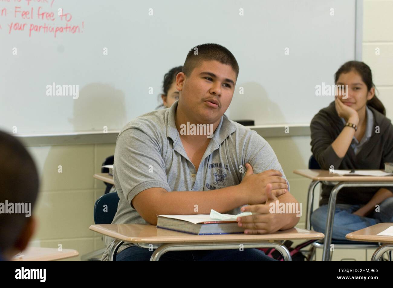 Hidalgo, Texas, États-Unis, 26 février 2007 : salle de classe mondiale de géographie avec des élèves participant à un groupe de discussion. ©Bob Daemmrich Banque D'Images