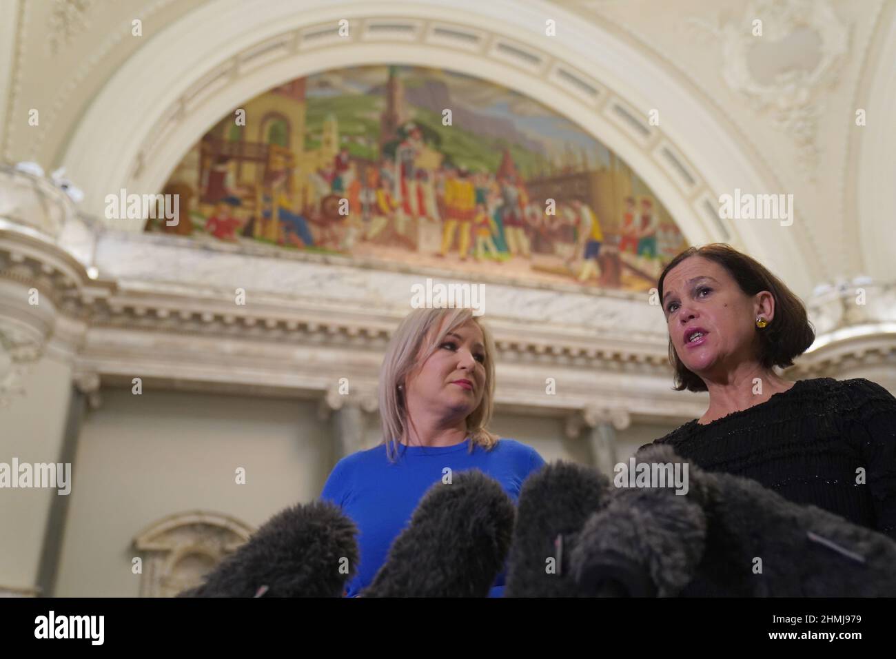 La présidente de Sinn Fein, Mary Lou McDonald (à droite) et la vice-présidente, Michelle O'Neill, ont parlé aux médias à l'hôtel de ville de Belfast. Date de la photo : jeudi 10 février 2022. Banque D'Images