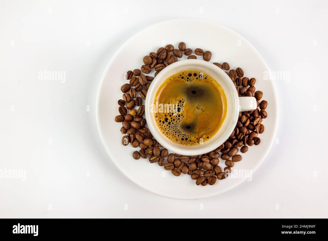 Une tasse de café et de grains de café sur fond blanc Banque D'Images