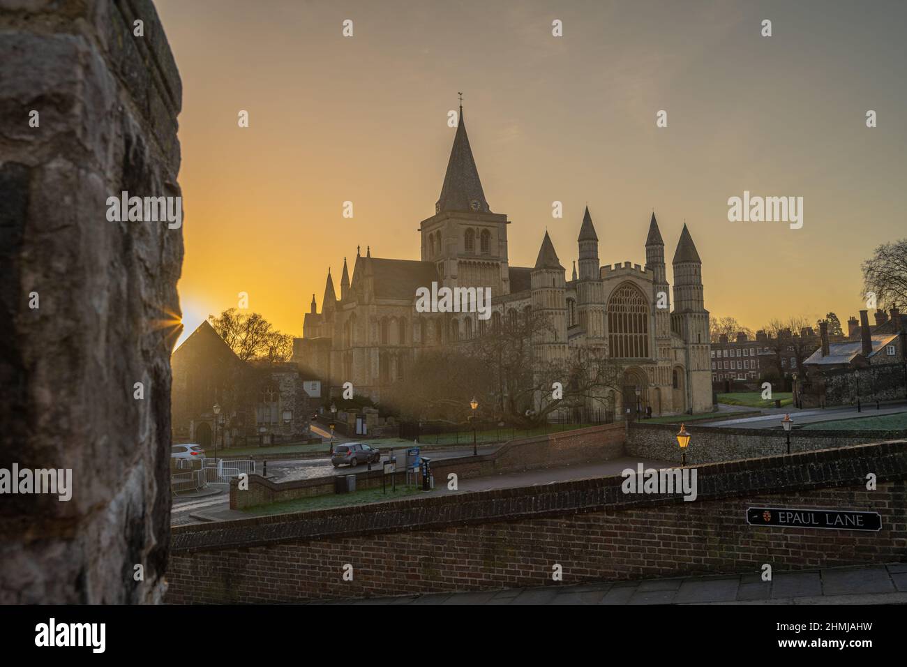 En regardant vers le front ouest de la cathédrale de Rochester à l'aube lors d'un hiver glacial matin Banque D'Images