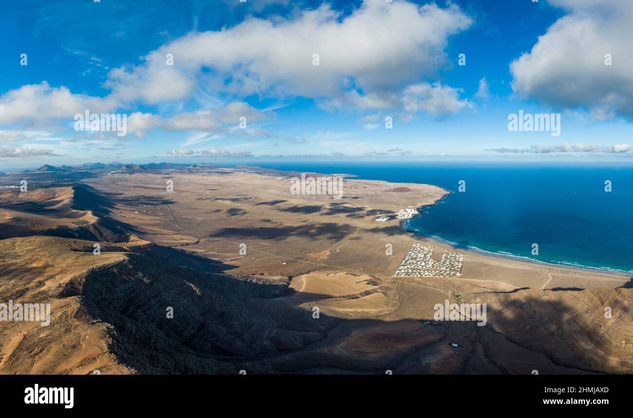 Vue aérienne du désert d'El Jable et du village de Famara, Espagne Banque D'Images