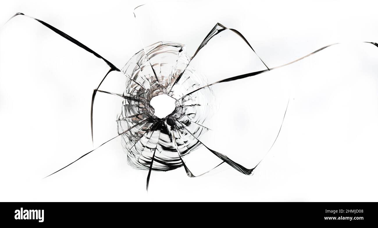 Trou de balle dans la vitre sur fond blanc. Macro. Banque D'Images