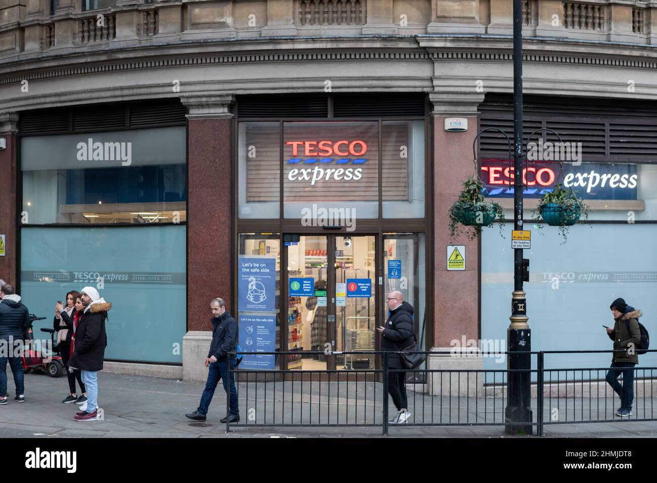 Magasin express Tesco à Trafalgar Square, Westminster, Londres. Banque D'Images