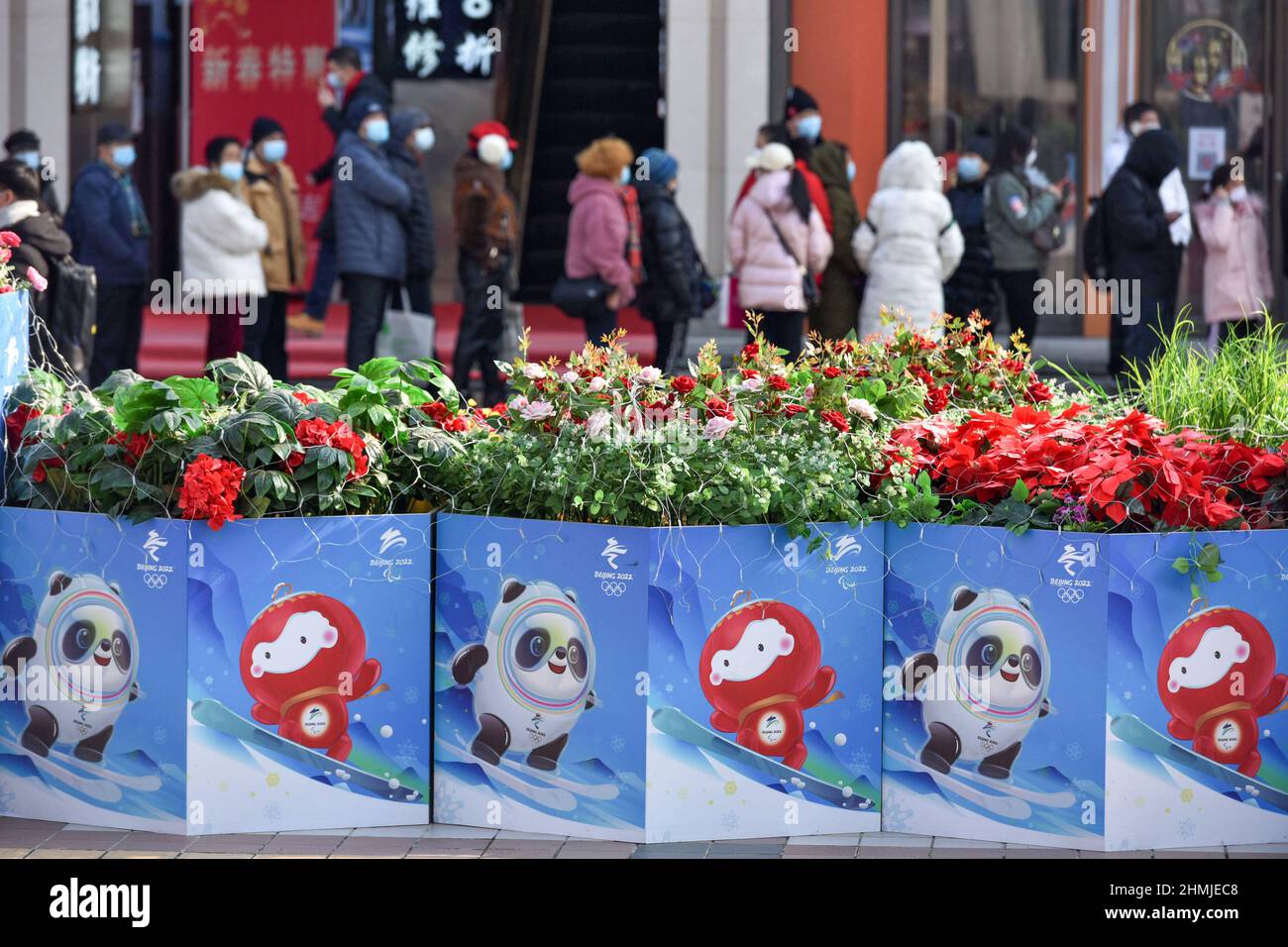 Pékin, Chine. 10th févr. 2022. Affiches de 'Bing Dwen Dwen' et 'huey Rhon Rhon' les mascottes des Jeux Olympiques d'hiver et des Jeux Paralympiques d'hiver de 24th vus dans la rue Wangfujing. Les Jeux olympiques d'hiver de 24th ont eu lieu en février 2022 à Beijing, en Chine. La ville est pleine d'ambiance festive avec le logo olympique d'hiver et les affiches de la mascotte 'Bing Dwen Dwen' plaquées dans les rues de Pékin. (Photo de Sheldon Cooper/SOPA Images/Sipa USA) crédit: SIPA USA/Alay Live News Banque D'Images