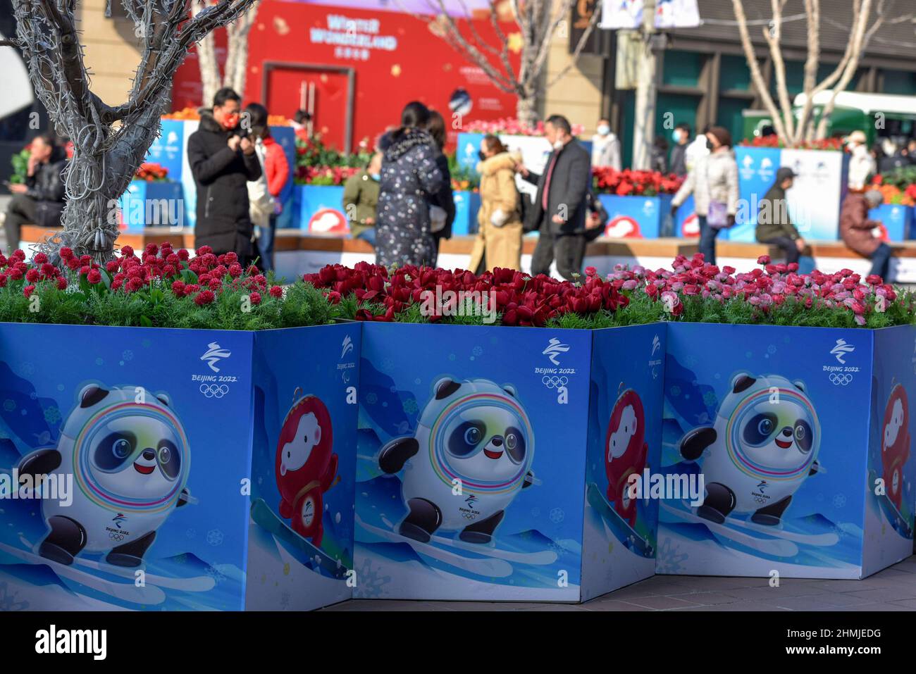 Pékin, Chine. 10th févr. 2022. Affiches de 'Bing Dwen Dwen' et 'huey Rhon Rhon' les mascottes des Jeux Olympiques d'hiver et des Jeux Paralympiques d'hiver de 24th vus dans la rue Wangfujing. Les Jeux olympiques d'hiver de 24th ont eu lieu en février 2022 à Beijing, en Chine. La ville est pleine d'ambiance festive avec le logo olympique d'hiver et les affiches de la mascotte 'Bing Dwen Dwen' plaquées dans les rues de Pékin. (Photo de Sheldon Cooper/SOPA Images/Sipa USA) crédit: SIPA USA/Alay Live News Banque D'Images