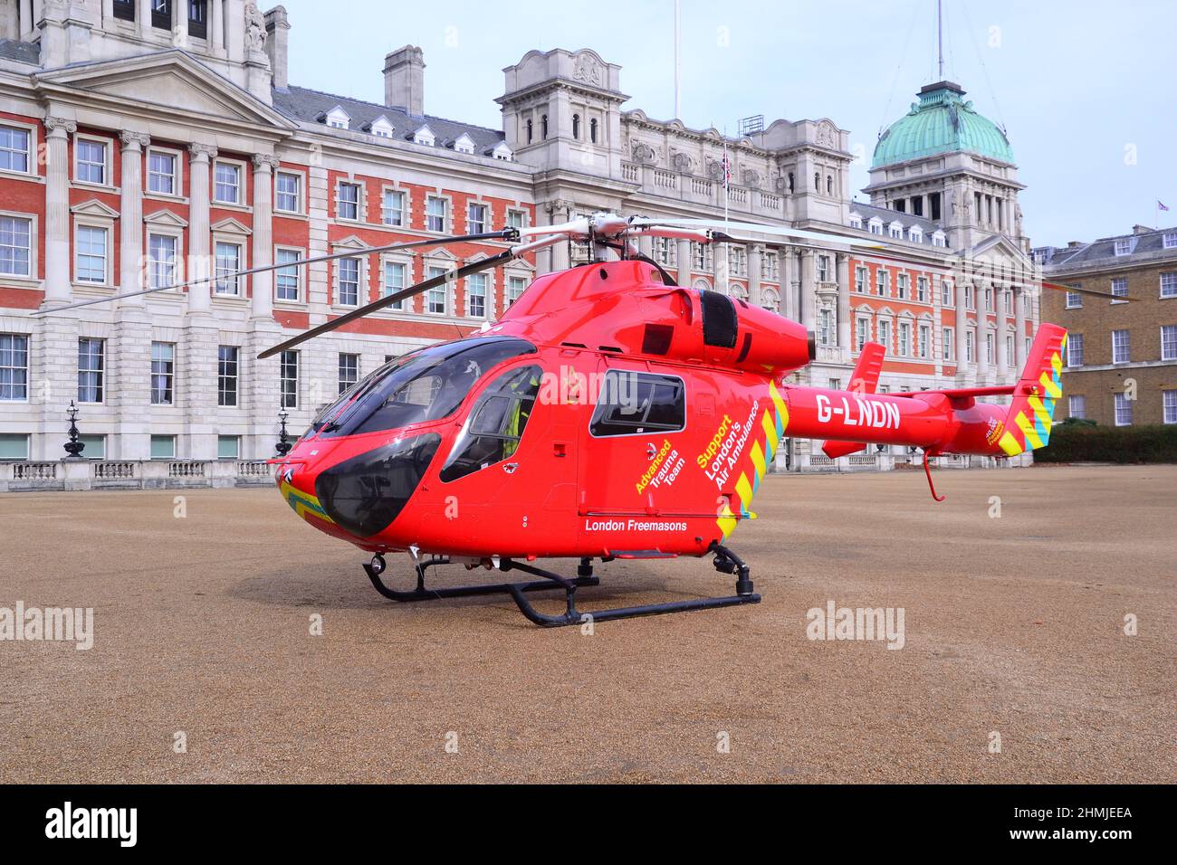 L'hélicoptère London Air Ambulance visite Horse Guards Parade, Londres, Angleterre, Royaume-Uni, Iles britanniques, Le 10th février 2022. La Air Ambulance Charity de Londres est un organisme de bienfaisance enregistré qui exploite un service médical d'urgence par hélicoptère (HEMS) pour répondre à des urgences graves à Londres et dans les environs. Horse Guards Parade, au large de Whitehall, est un lieu de parade cérémoniale et est la scène de Trooping la couleur à l'anniversaire officiel de la Reine en juin. Banque D'Images