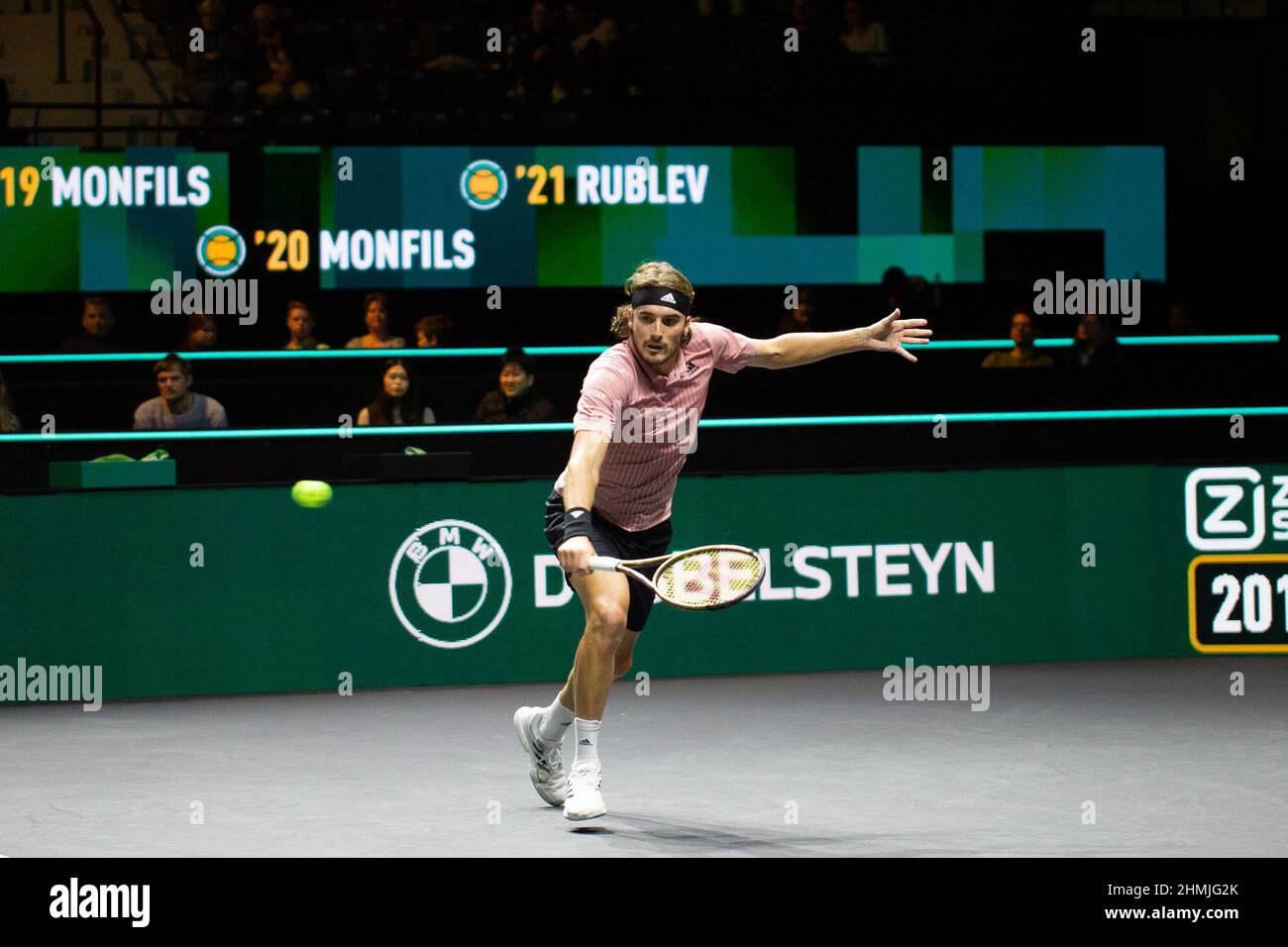 Rotterdam, pays-Bas. 9th févr. 2022. Stefanos Tsitsipas de grec concurrence contre Alejandro Davidovich Fokina d'Espagne lors du tournoi de tennis mondial ABN AMRO à Rotterdam, aux pays-Bas, le 9 février 2022. Credit: Sylvia Lederer/Xinhua/Alamy Live News Banque D'Images