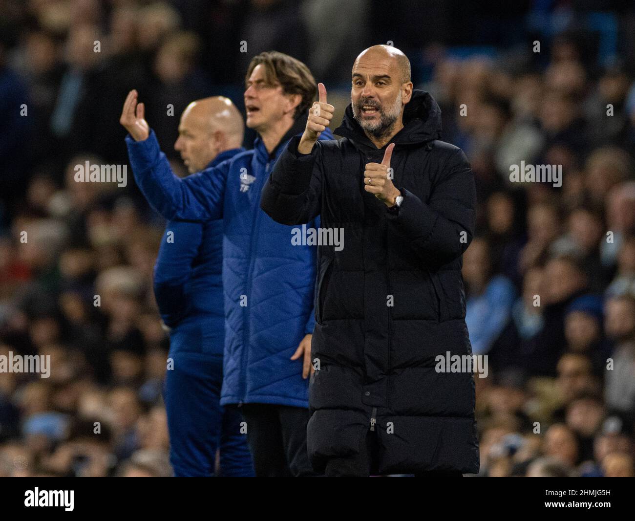 Manchester, Royaume-Uni. 10th févr. 2022. Le directeur de Manchester City, PEP Guardiola (R), et le directeur de Brentford, Thomas Frank, réagissent lors du match de la Premier League anglaise entre Manchester City et Brentford à Manchester, en Grande-Bretagne, le 9 février 2022. Credit: Xinhua/Alay Live News Banque D'Images