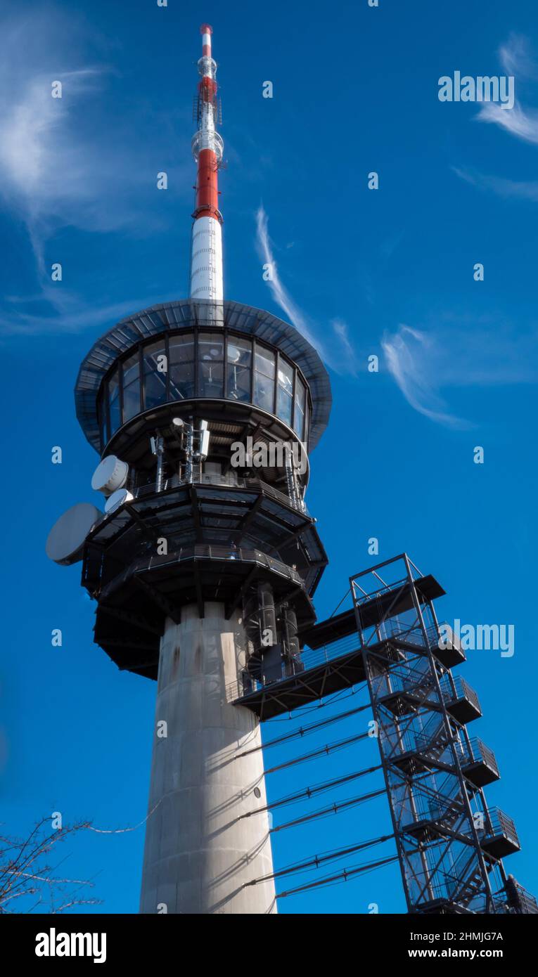 La tour de télévision de Bantiger avec ses 30m escaliers, vue de bas en haut Banque D'Images