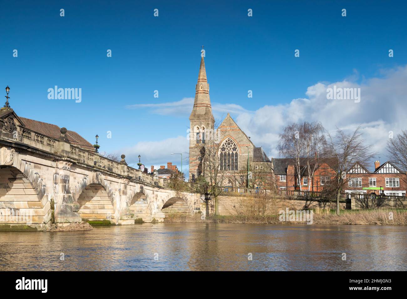 English Bridge à Shrewsbury, Shropshire, Royaume-Uni, un ciel bleu en hiver Banque D'Images