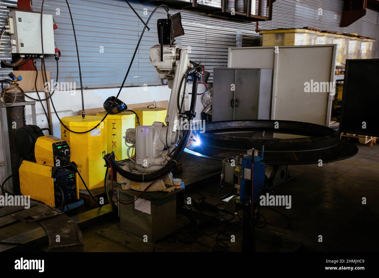 Le robot industriel soudeur une pièce de machine métallique. Banque D'Images