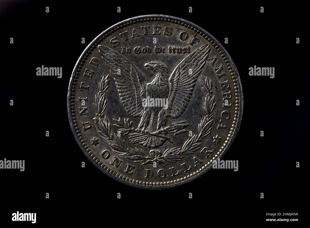 Photo macro inversée de Liberty Morgan Dollar sur fond noir Banque D'Images