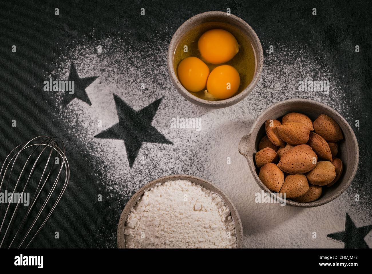 Fond de boulangerie pour la cuisson de Noël cuisson à l'aide d'une rollette, d'un fouet, de la farine parsemée, des œufs, des noix. Concept de cuisson de Noël - délicieux bis maison Banque D'Images