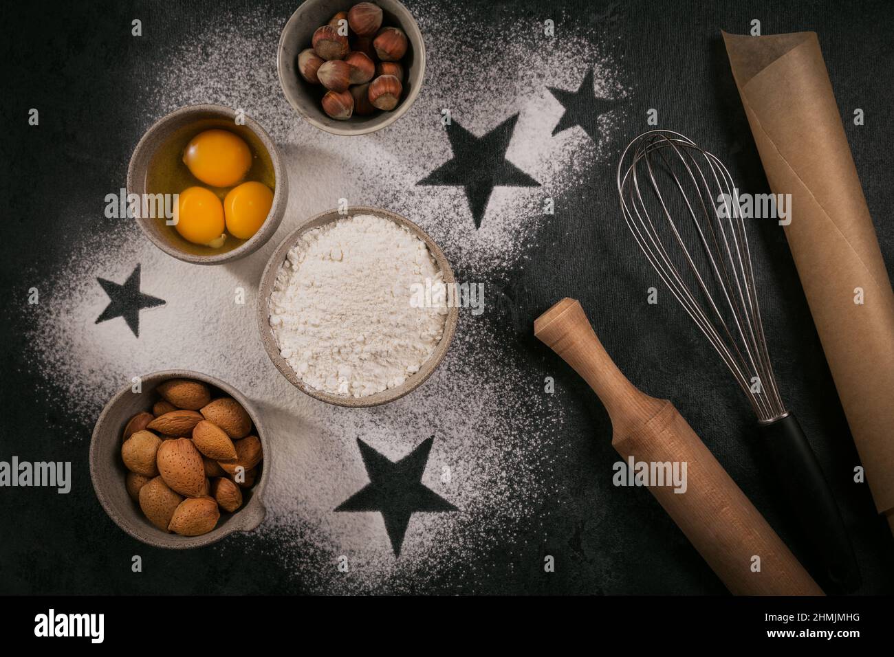 Fond de boulangerie pour la cuisson de Noël cuisson à l'aide d'une rollette, d'un fouet, de la farine parsemée, des œufs, des noix. Concept de pâtisserie maison de Noël festive - delic Banque D'Images