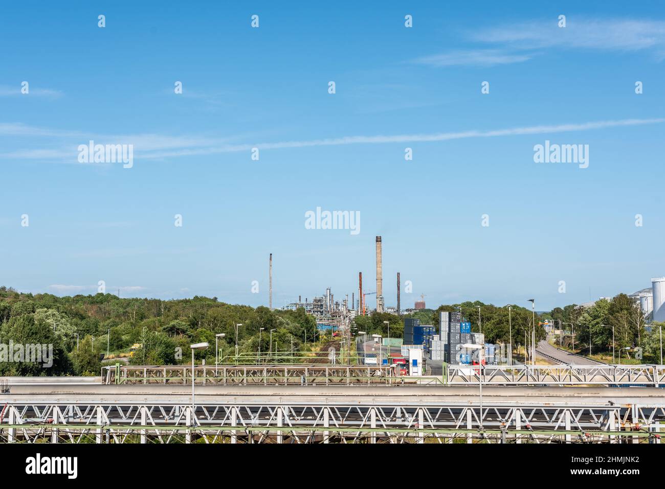 Göteborg, Suède - juillet 20 2021 : bâtiments industriels au milieu d'une forêt Banque D'Images