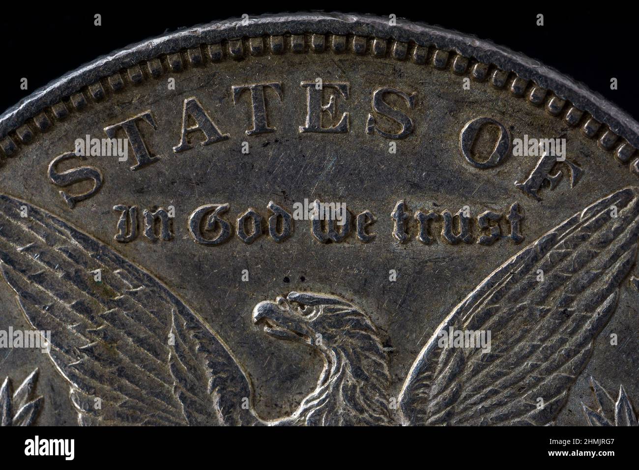 Détail Macro shot de Liberty Morgan Dollar Reverse in God We Trust Liberty Black Background Banque D'Images