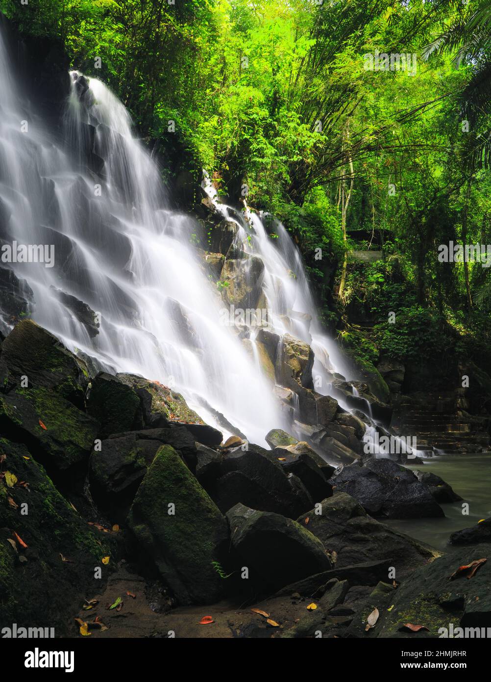 Cascade de Kanto Lampo dans la jungle d'Ubud, île de Bali en Indonésie.Fond d'écran.Paysage naturel. Banque D'Images