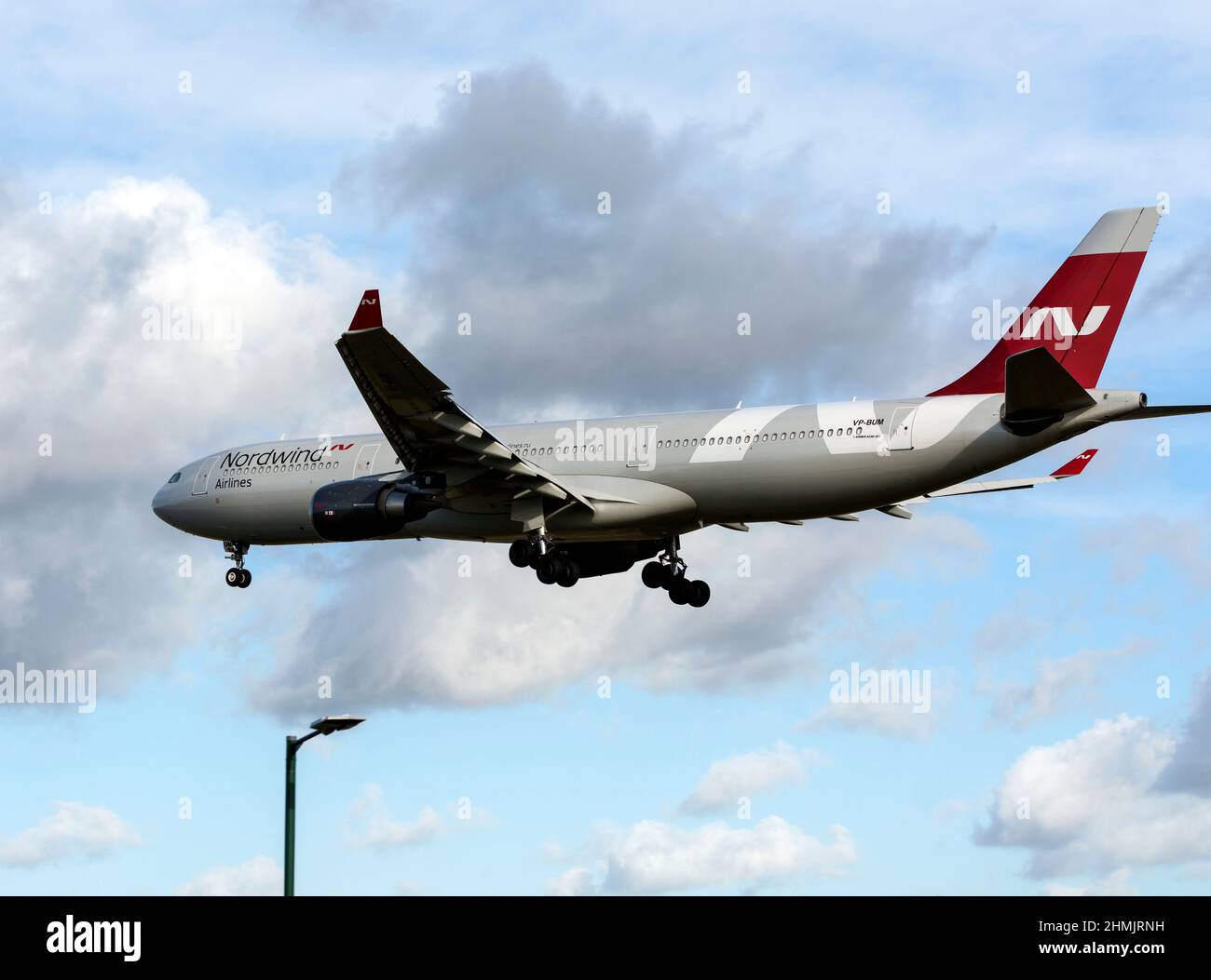 Nordwind Airlines Airbus A330-300 transport de kits d'essais Covid à l'aéroport de Birmingham, Royaume-Uni (VP-BUM) Banque D'Images