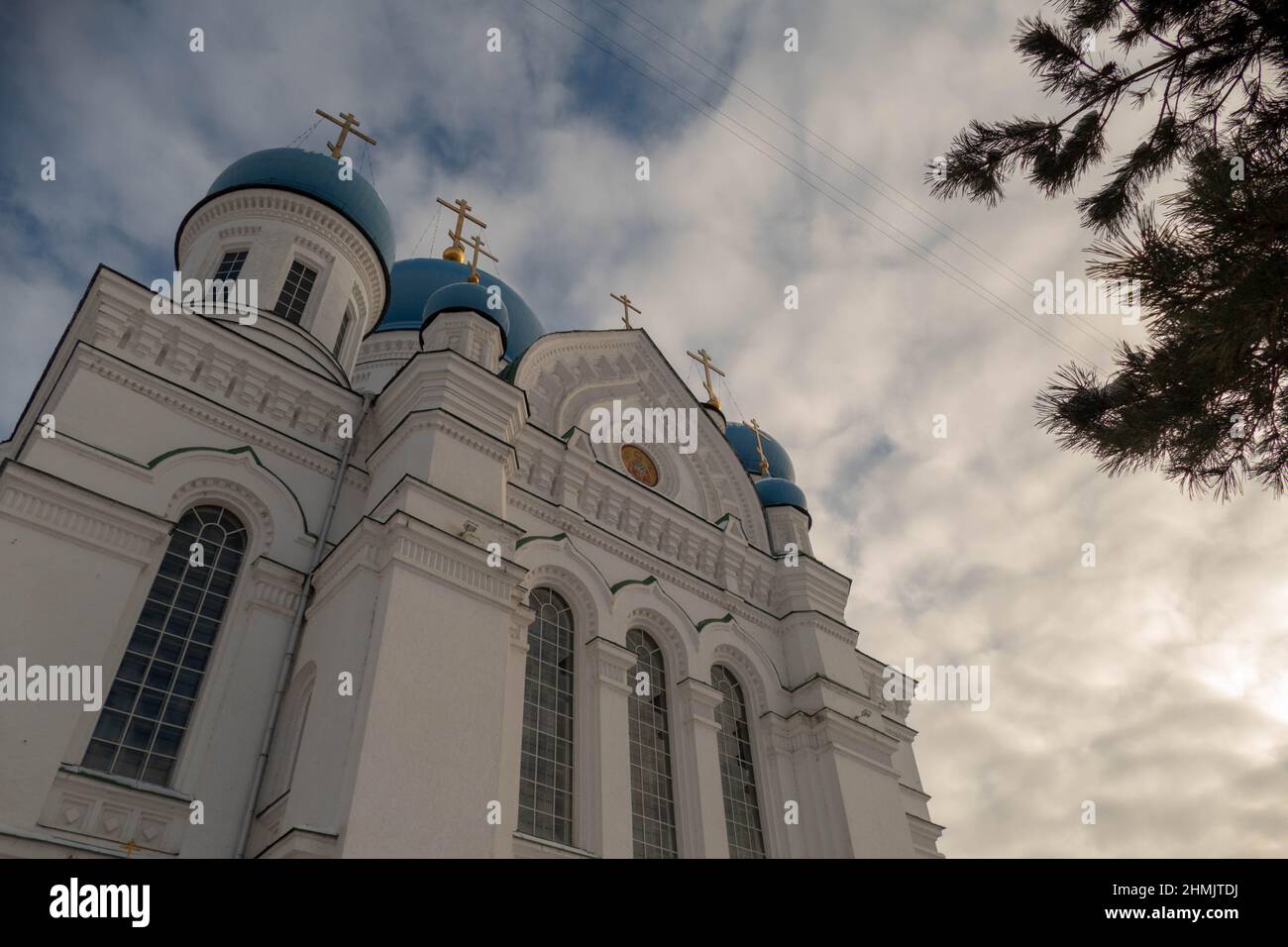 Église contre le ciel et feuilles en hiver 2022 Banque D'Images