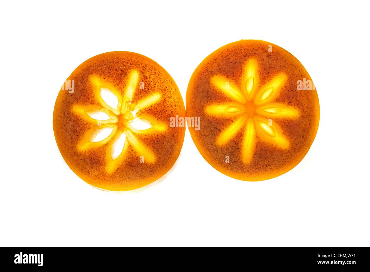 Gros plan de deux morceaux de permmon mûr, deux tranches rondes sur un fond blanc isolé. Lumière vive au milieu des fruits. Profondeur de champ complète. Photo de haute qualité Banque D'Images Gros plan de deux morceaux de permmon mûr, deux tranches rondes sur un fond blanc isolé. Lumière vive au milieu des fruits. Profondeur de champ complète. Photo de haute qualité Banque D'Images