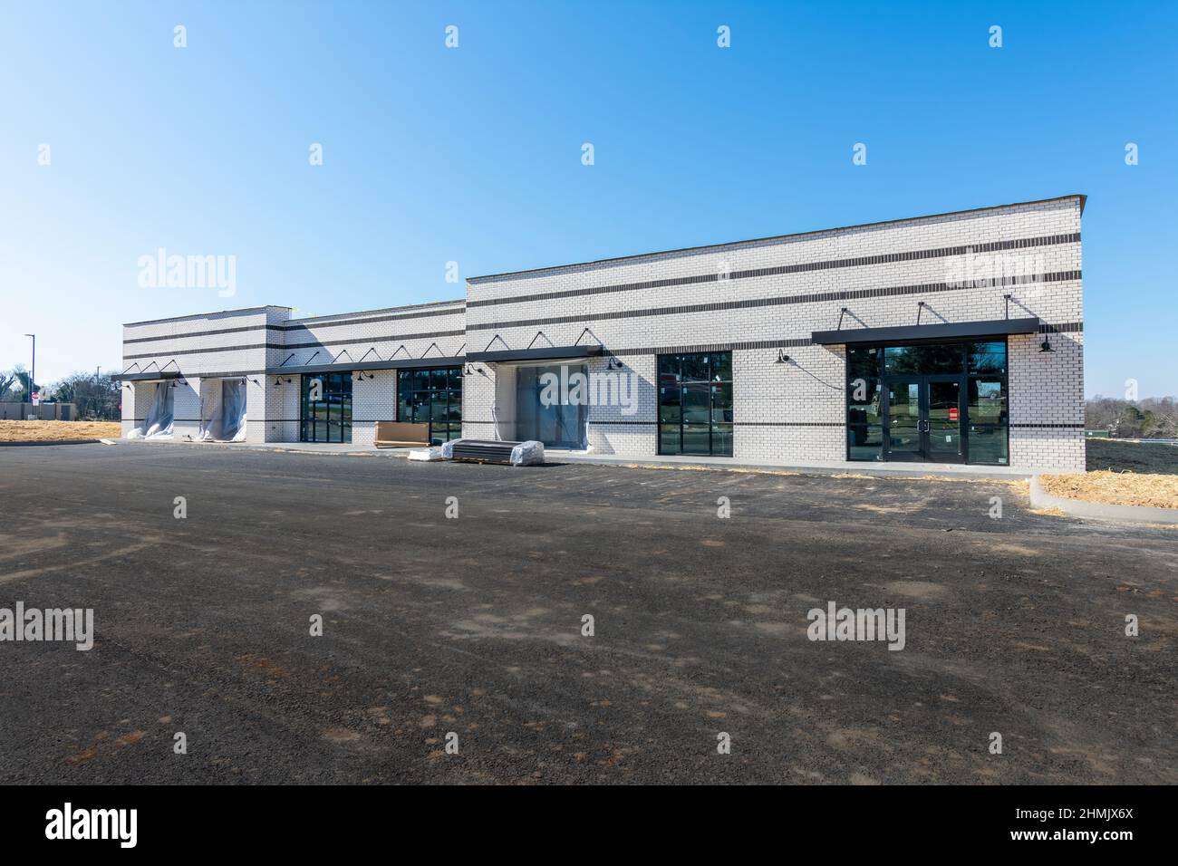 Photo horizontale d'un nouveau centre commercial de la bande d'affaires en cours de construction. Banque D'Images