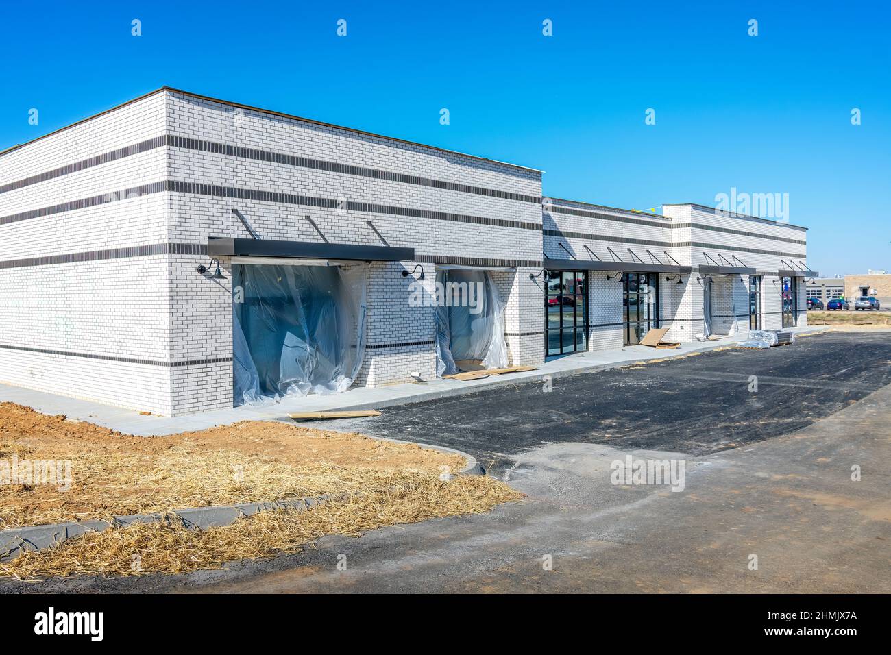 Photo horizontale de la nouvelle construction d'un petit centre commercial de magasins de détail. Banque D'Images