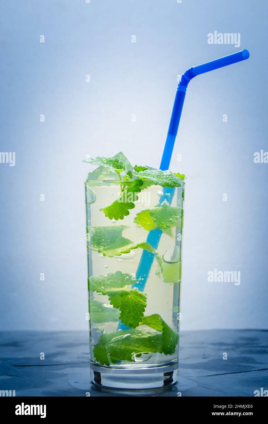 L'eau fraîche dans un verre de glace et pétales menthe.Soft drink, avec le vignetage. Banque D'Images