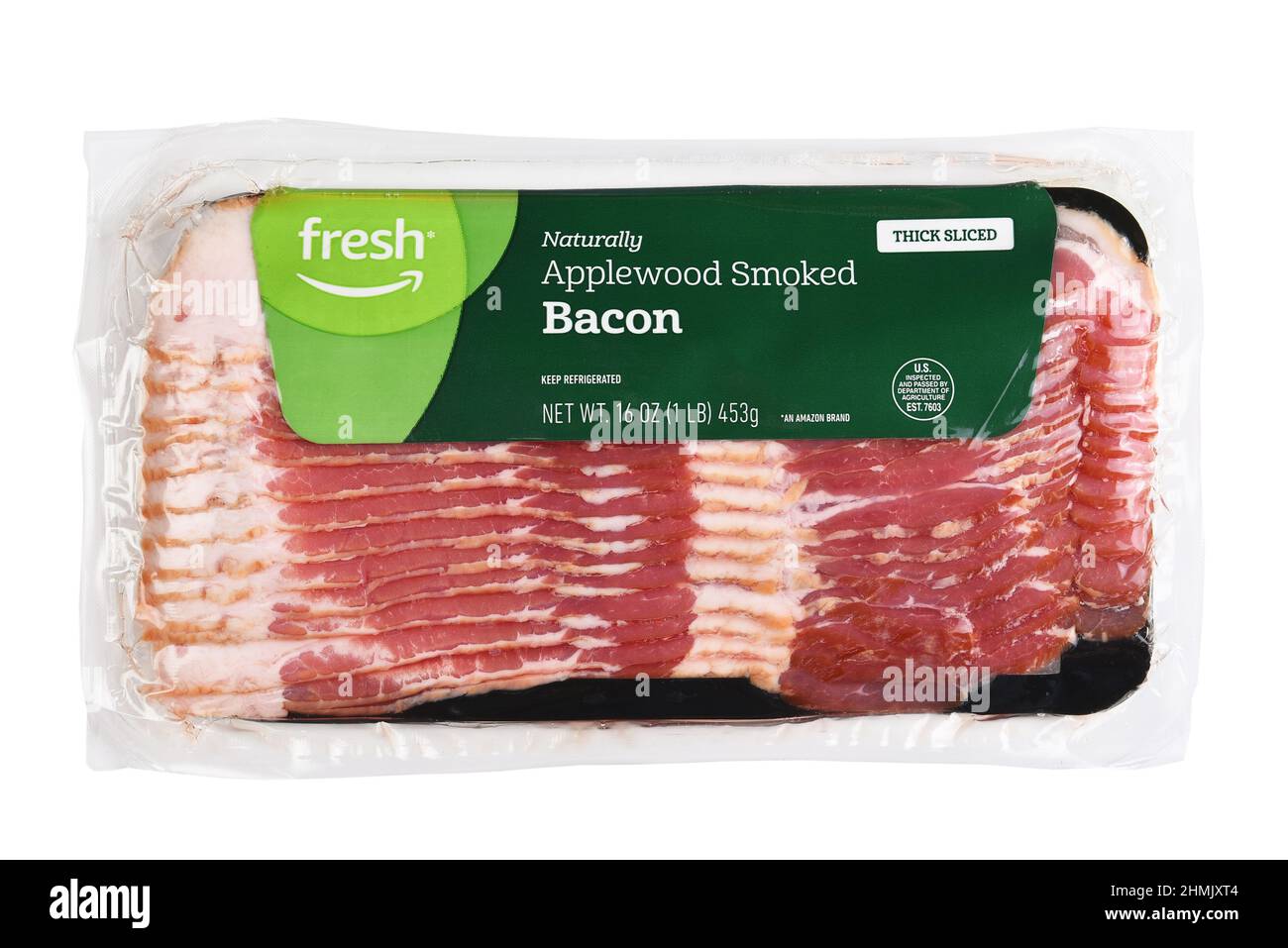 IRVINE, CALIFORNIE - 10 FÉVR. 2022: Un paquet de Bacon de fumée d'Applewood frais d'Amazone. Banque D'Images