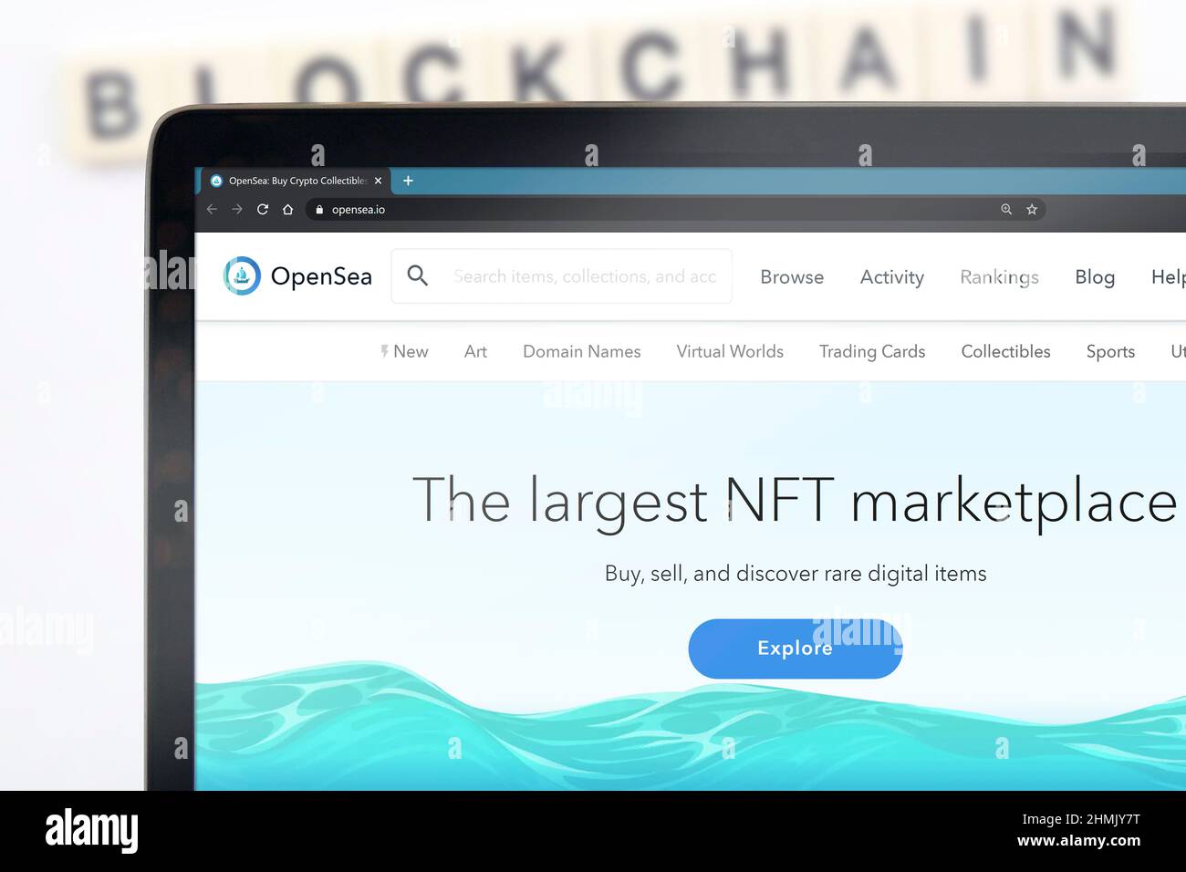 NY, 11 mars 2021 : Opensea est le plus grand marché de NFT. Les jetons non fongibles sont des jetons uniques ou des actifs numériques qui sont échangés en raison de leur U. Banque D'Images