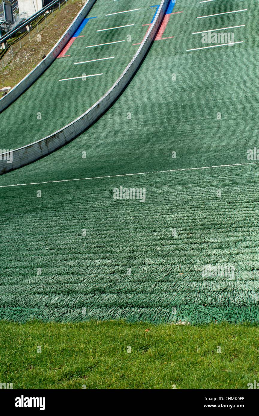 Surface artificielle pour le saut à ski en été. Poils en plastique vert minuscules. Banque D'Images