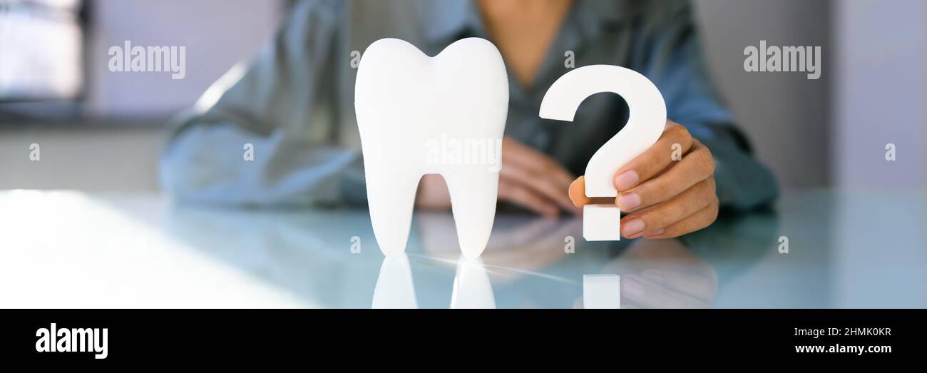 Femme dents dentaires point d'interrogation. FAQ sur les dentistes Banque D'Images