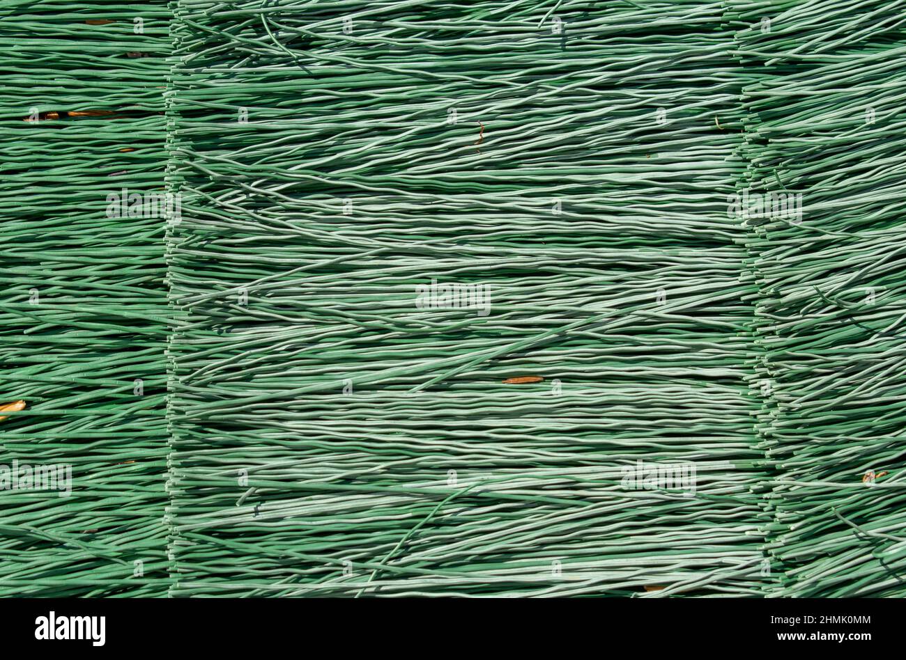 Surface artificielle pour le saut à ski en été. Poils en plastique vert minuscules. Banque D'Images
