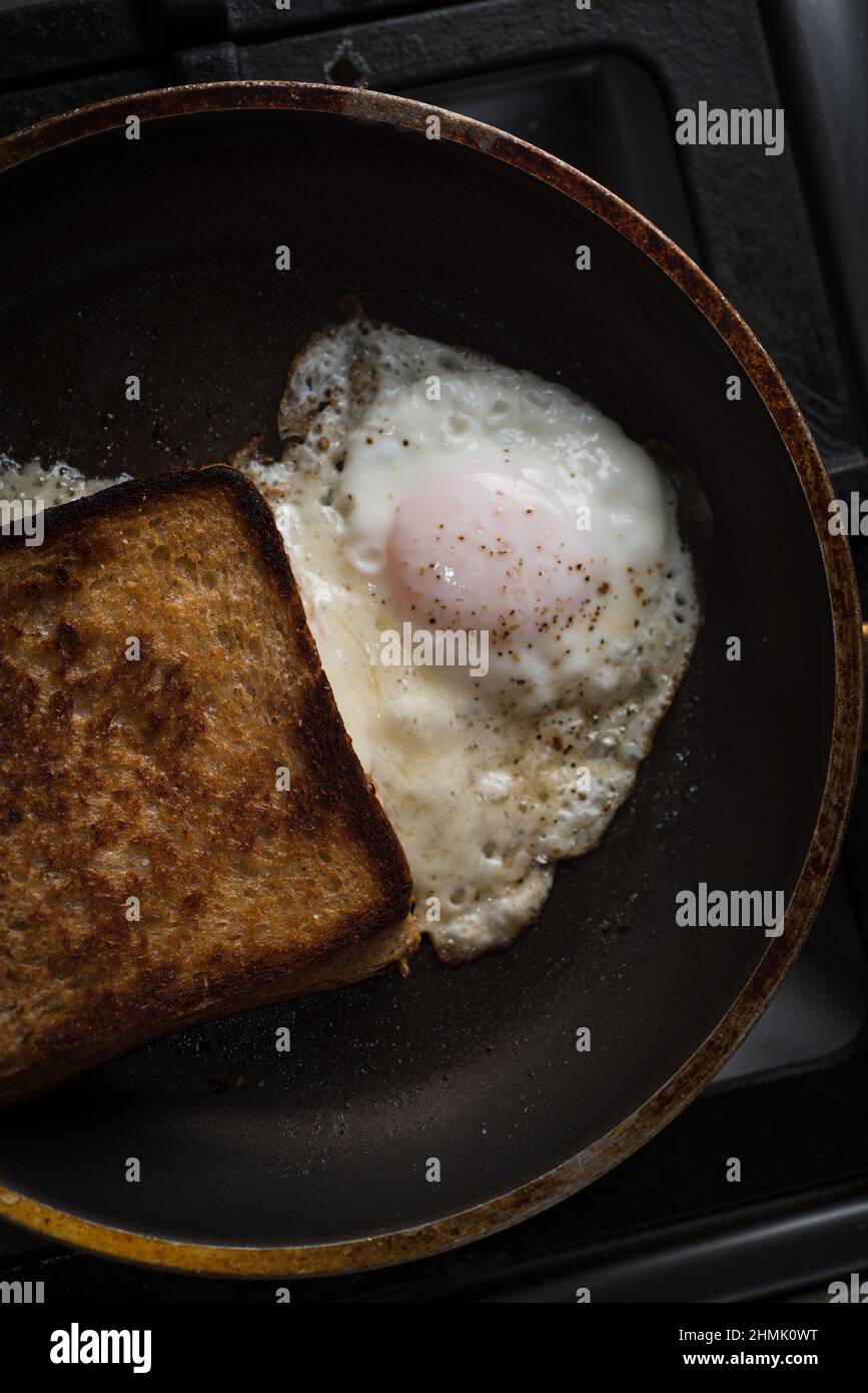 côté ensoleillé vers le haut de l'œuf dans la casserole Banque D'Images