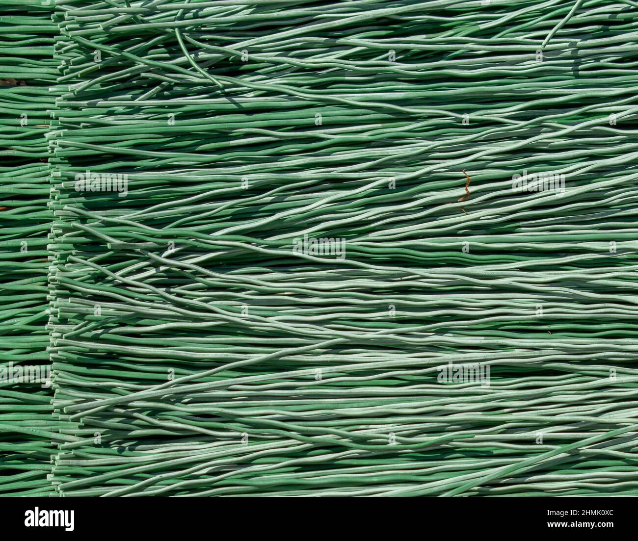 Surface artificielle pour le saut à ski en été. Poils en plastique vert minuscules. Banque D'Images