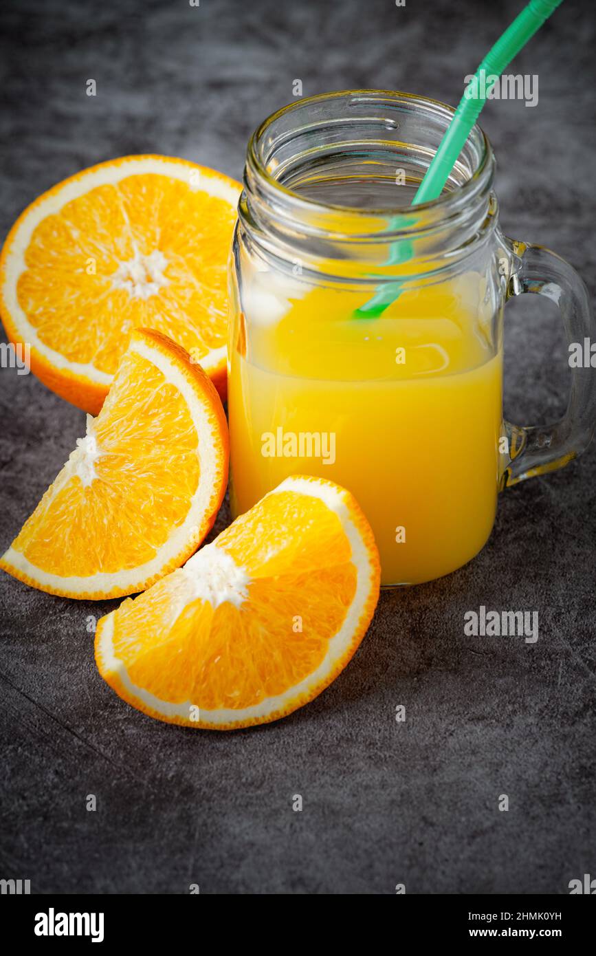 Un verre de jus d'orange sur fond sombre Banque D'Images