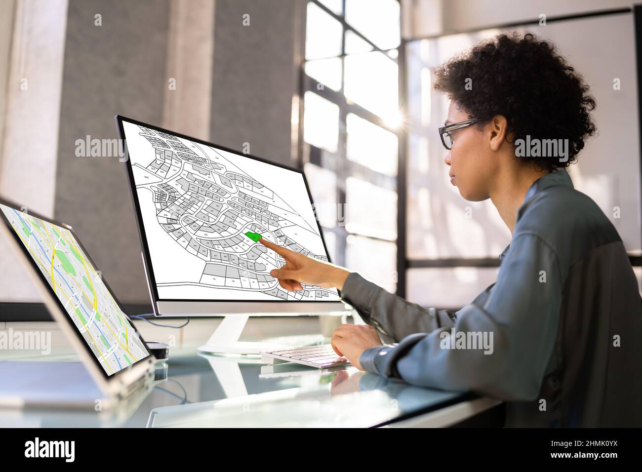 Business Person analyse de la carte du cadastre sur ordinateur dans le bureau Banque D'Images