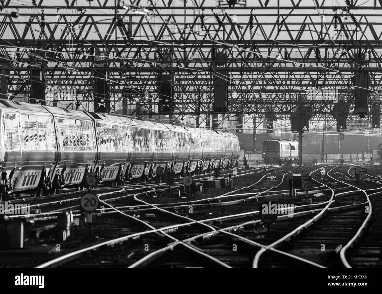 Un Pendolino Virgin Trains passe un Northern Rail train de stimulation à l'extérieur de Manchester . Banque D'Images