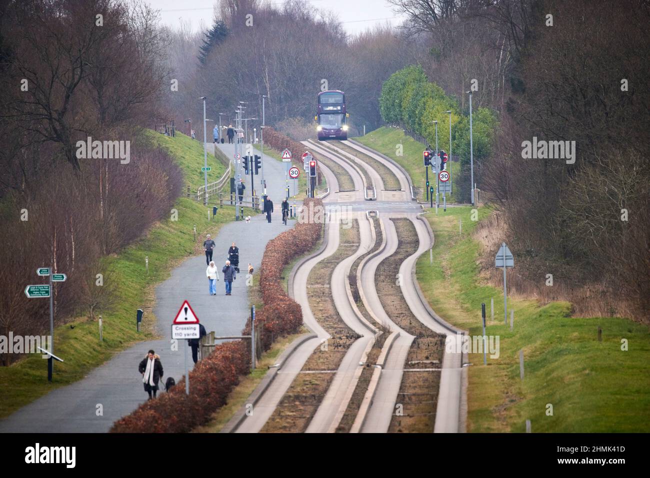 Premiers bus Vantage V1 bus route, section guidée à liveried Wright Eclipse Gemini 3 corps Volvo B5LH hybride à deux étages Banque D'Images