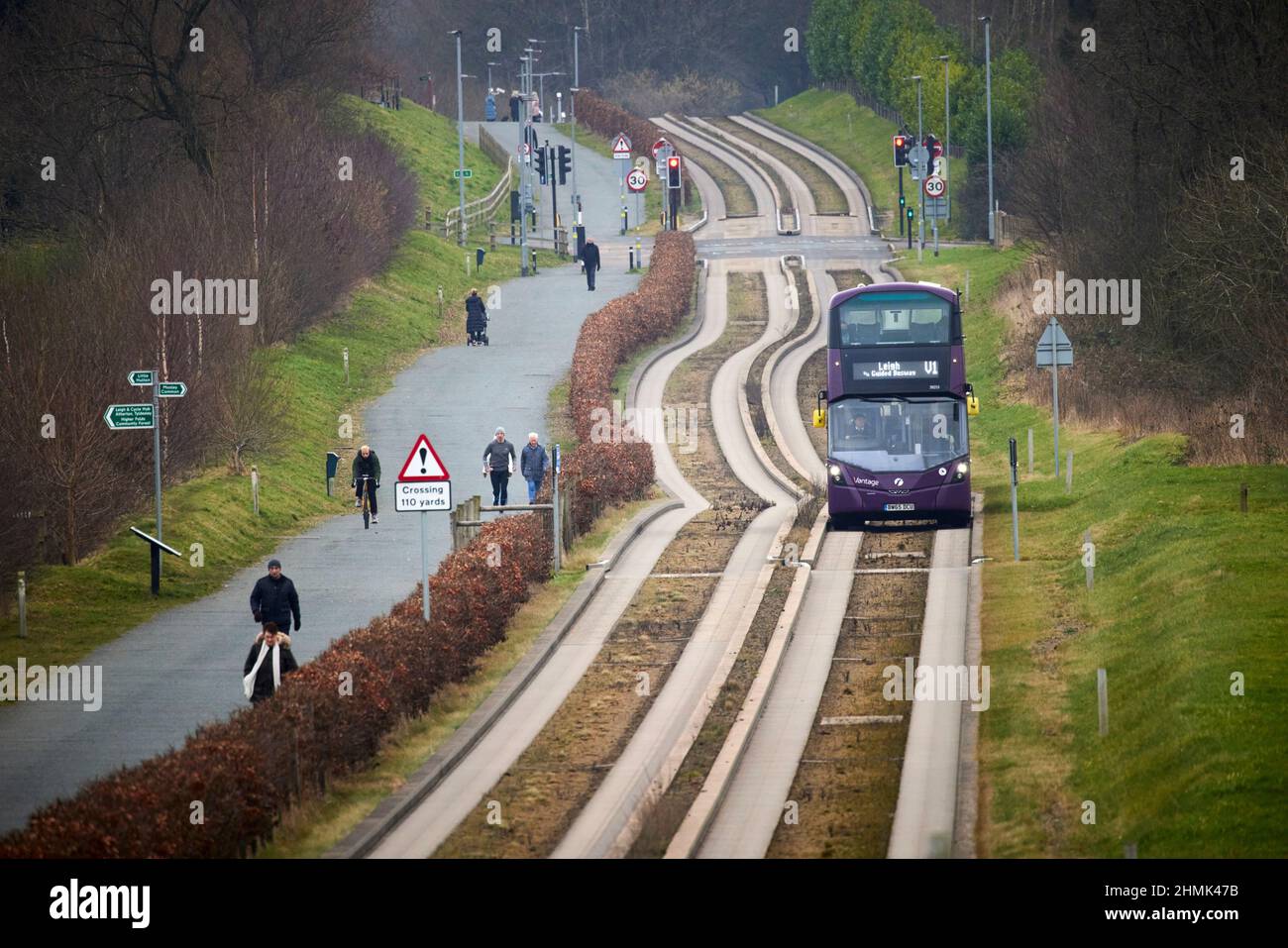 Premiers bus Vantage V1 bus route, section guidée à liveried Wright Eclipse Gemini 3 corps Volvo B5LH hybride à deux étages Banque D'Images