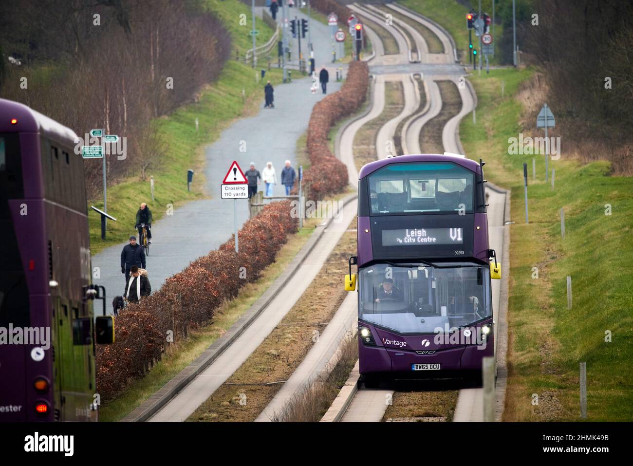 Premiers bus Vantage V1 bus route, section guidée à liveried Wright Eclipse Gemini 3 corps Volvo B5LH hybride à deux étages Banque D'Images