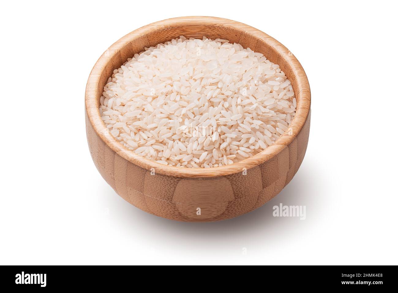 Riz dans un bol en bois isolé sur fond blanc Banque D'Images