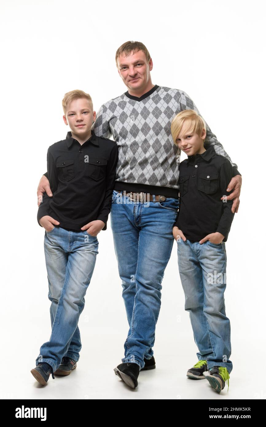 Portrait complet du père et de deux fils en vêtements décontractés, isolés sur fond blanc Banque D'Images