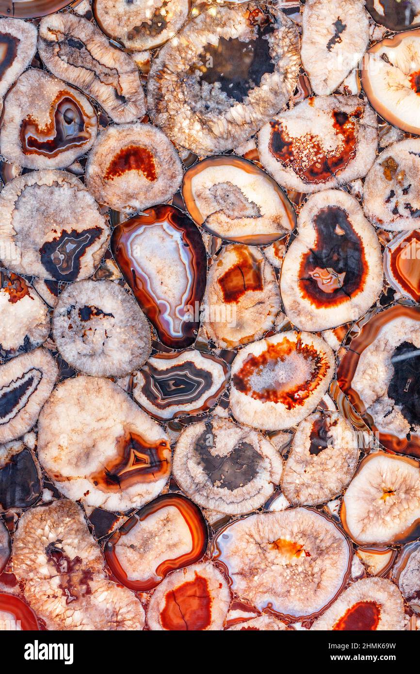 Fond luxueux d'un panneau de pierres précieuses agate de rouge, beige et marron. Image verticale. Banque D'Images