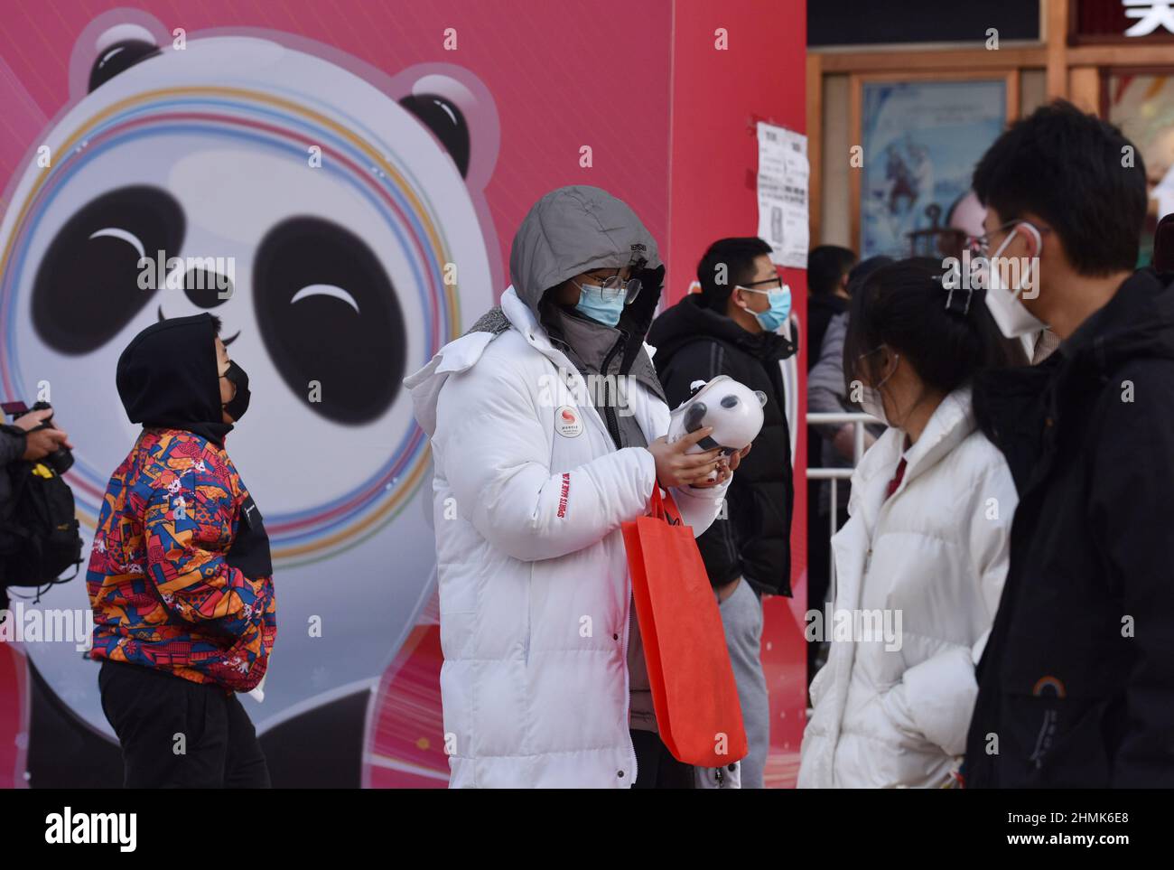 Pékin, Chine. 10th févr. 2022. Un acheteur a vu montrer sa poupée 'Bing Dwen Dwen', la mascotte des Jeux Olympiques d'hiver de 24th.Bing Dwen Dwen, la mascotte des Jeux Olympiques d'hiver de Pékin de 2022, est devenu de plus en plus populaire auprès des jeunes Chinois, en particulier pour son apparence mignonne qui est arrachant des poupées apparentées. (Photo de Sheldon Cooper/SOPA Images/Sipa USA) crédit: SIPA USA/Alay Live News Banque D'Images