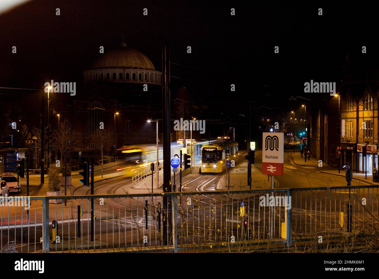 Le tramway Manchester Metrolink 3094 à la gare de Rochdale s'arrête la nuit. Banque D'Images