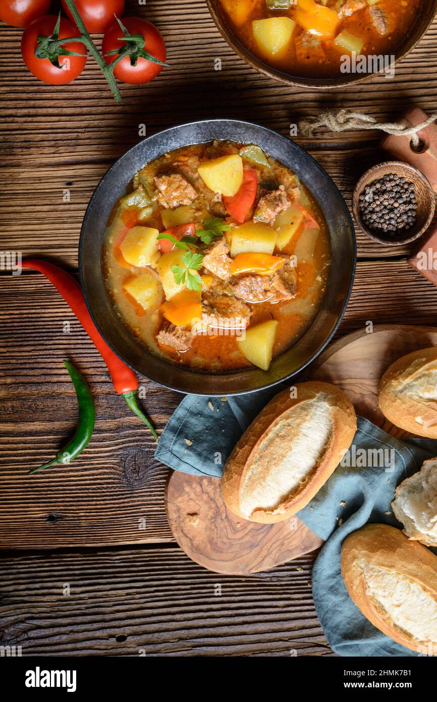 Goulash de bœuf et de porc traditionnel avec pomme de terre et poivre Banque D'Images