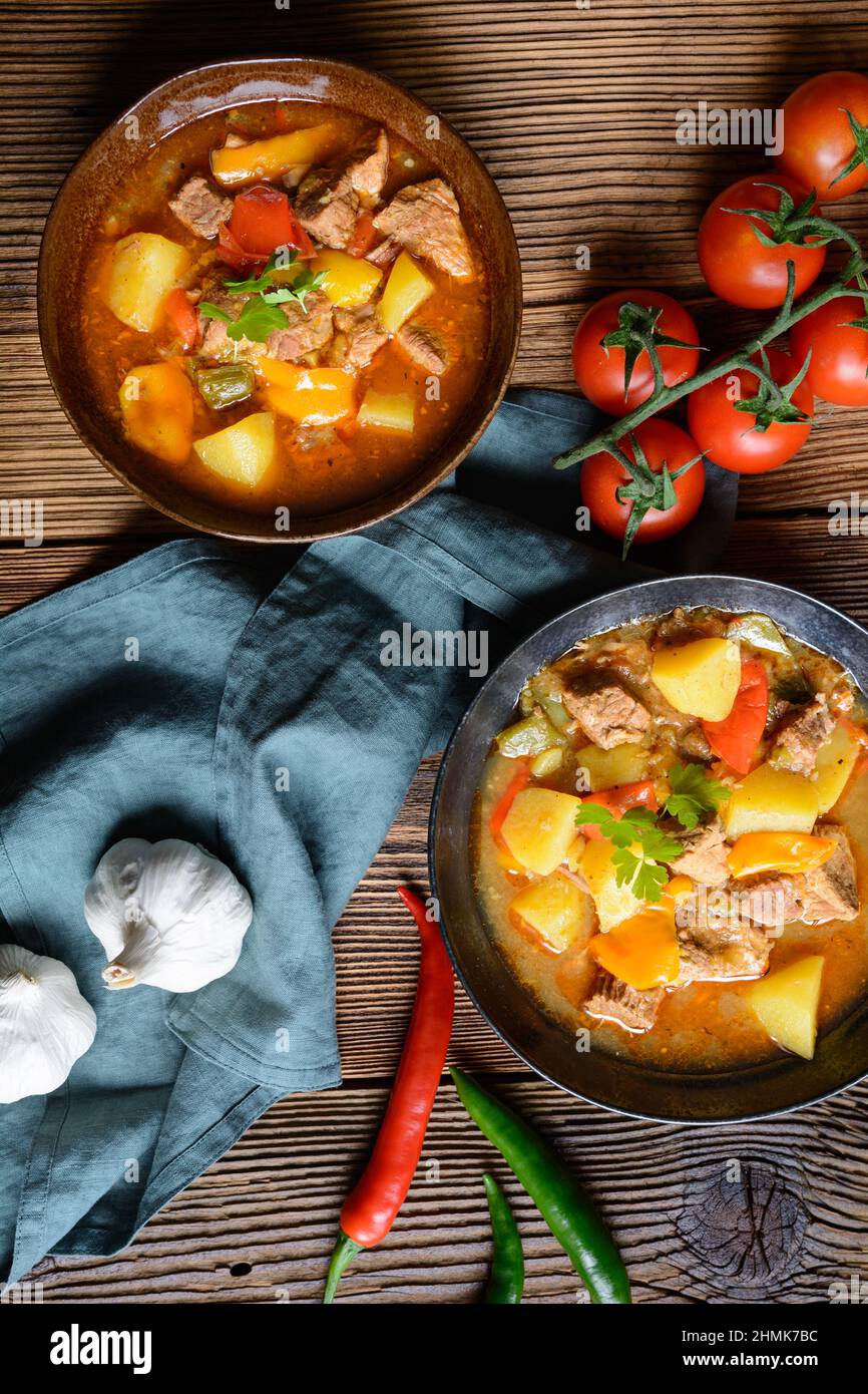 Goulash de bœuf et de porc traditionnel avec pomme de terre et poivre Banque D'Images