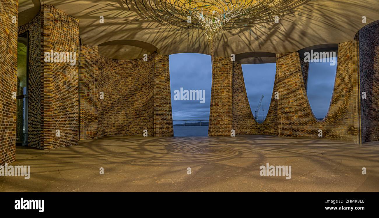 A l'intérieur de la Fjordenhus la nuit, un bâtiment moderne situé dans le port de Vejle, Danemark, 12 mai 2021 Banque D'Images