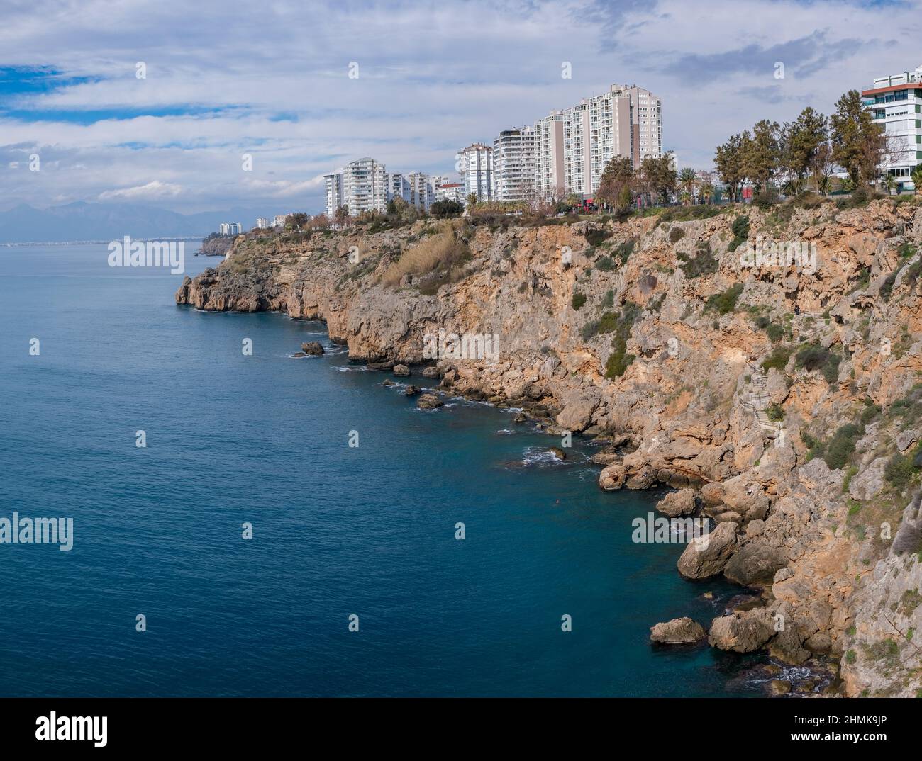 Région de Falezler à Antalya Turquie, hautes falaises orientées vers la Méditerranée le jour du Nuageux Bleu, Banque D'Images